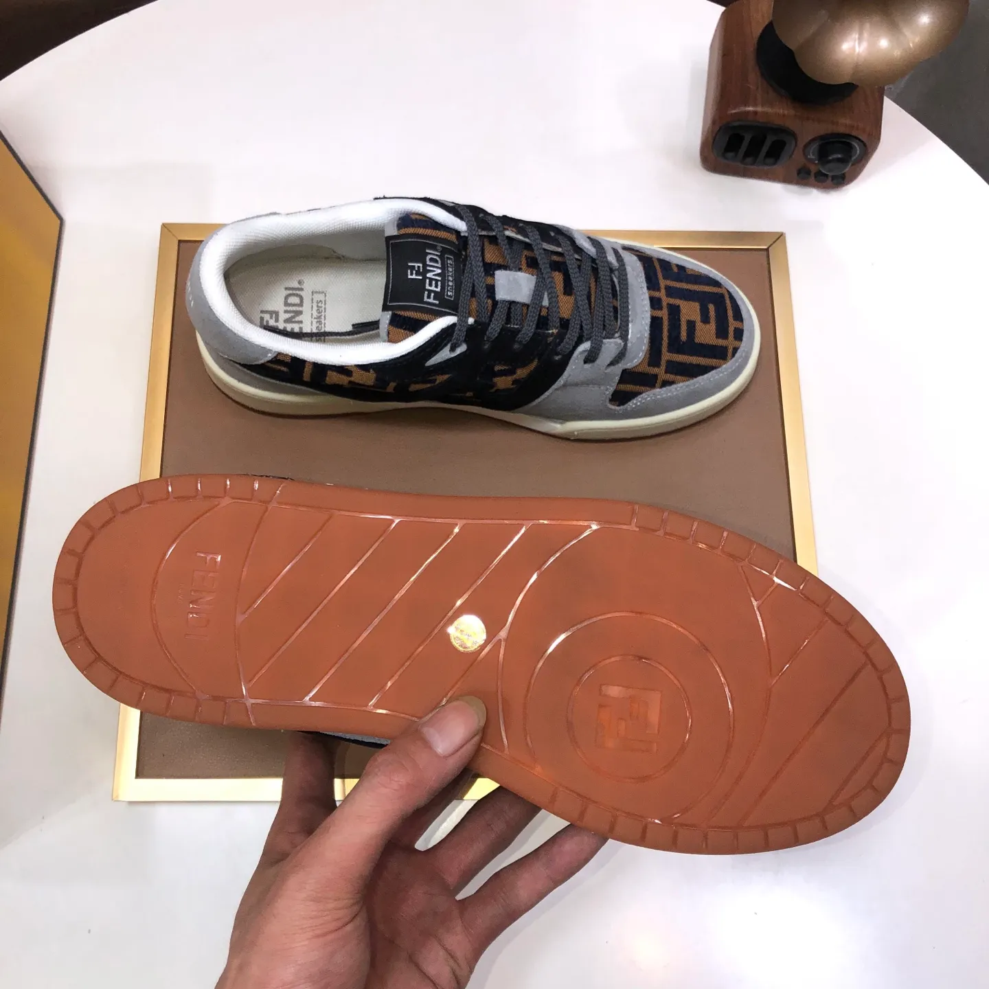 Men's men's shoes 💰600💰 Fendi 2023 latest couple model 🔥 Many 💑 stars have the same style FD match Original one-to-one replica Designer Kim Jones's first sneaker fendi match and Donkey brand Trainer basketball sneakers Material: Original silk leather Lining: Breathable mesh Packaging: Original 1:1 matching high-end packaging Size: Female 35-40 Male 38-44 (45 46. Custom-made (no return or exchange)